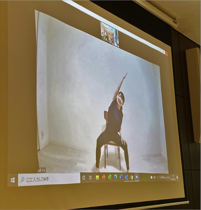 オンラインヨガで健康体操 ローベル西荻窪 サービス付き高齢者向け住宅 介護付有料老人ホーム