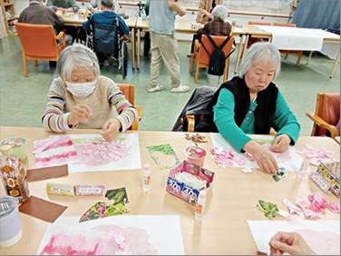 ちぎり絵製作風景を