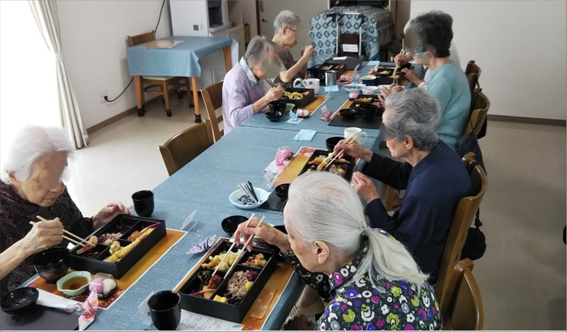お祝い膳と沖縄音楽で敬老会