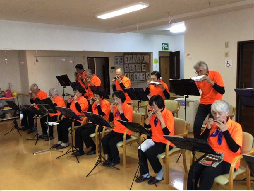 ハーモニカボランティアの演奏を行いました。