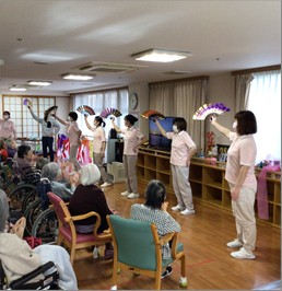 【扇子をひらひら～🎵手の運動＆寒くてもきれいに咲いてね🌺】