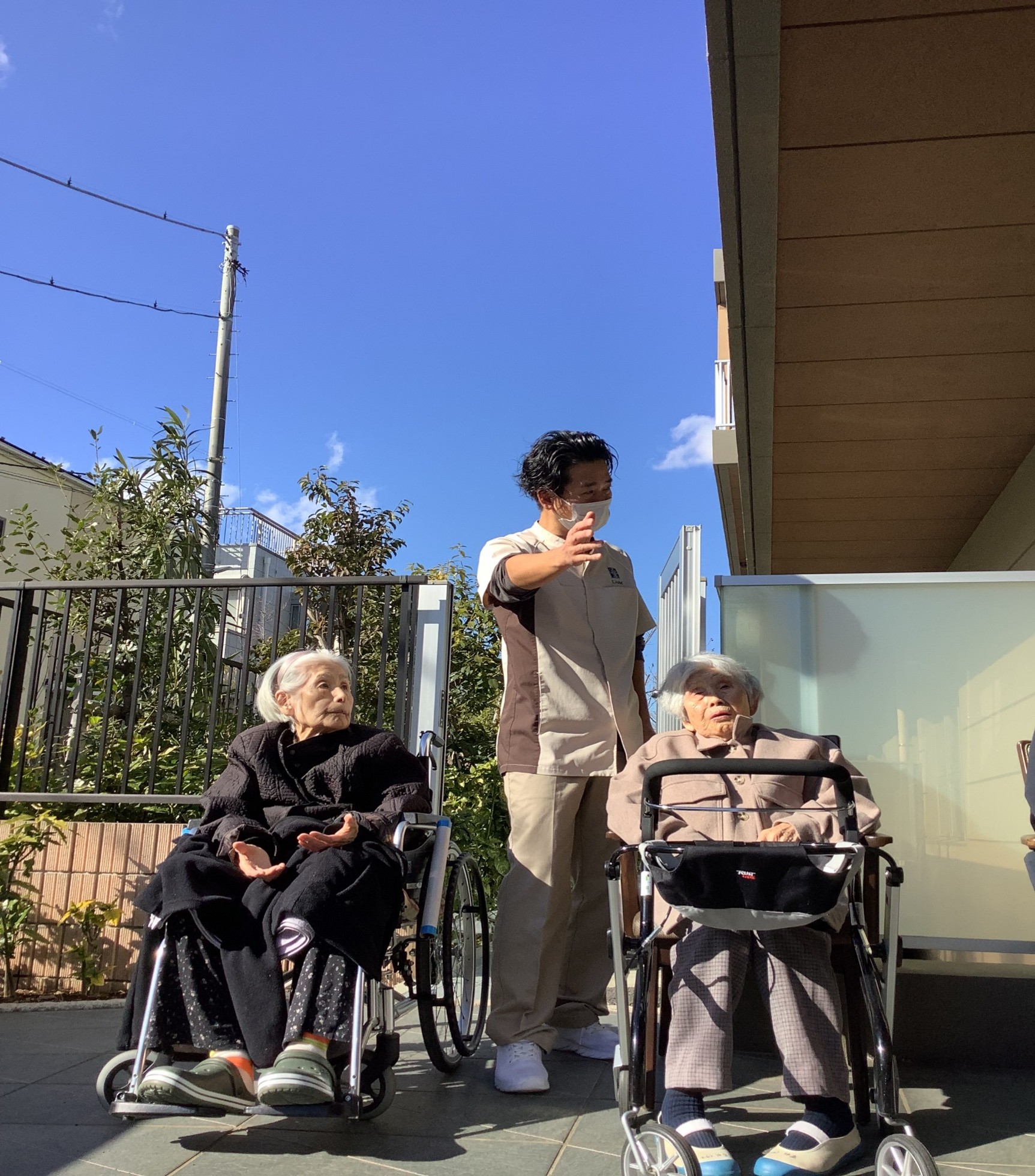 寒さに負けず、お外で青空体操と外気浴