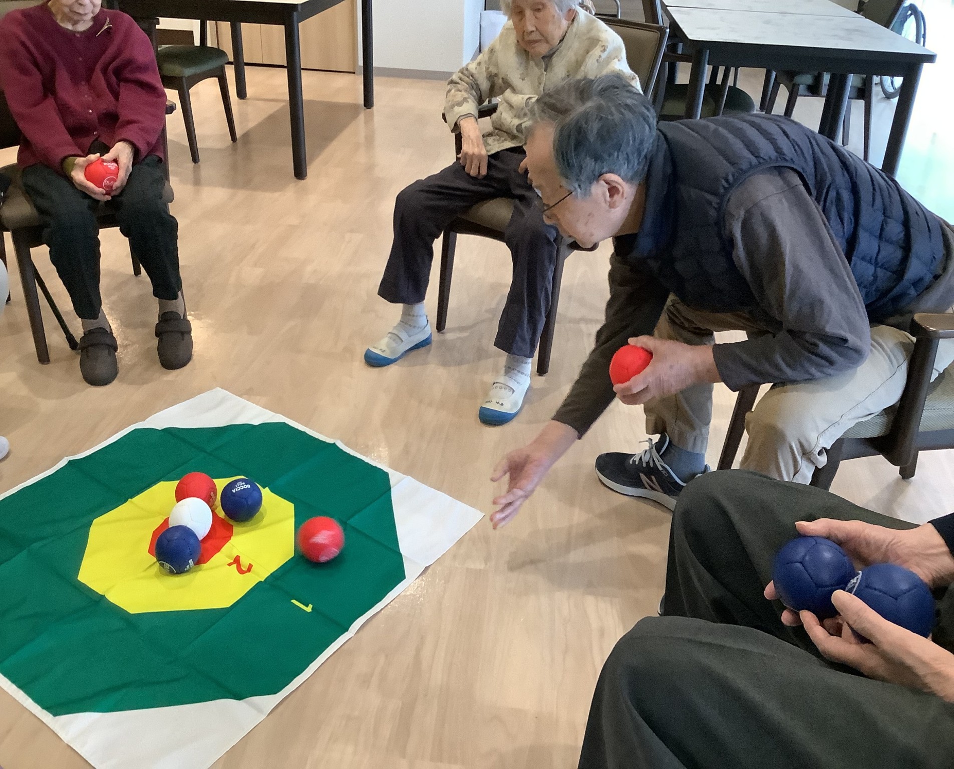 パラリンピック種目に挑戦！頭と体を使う「ボッチャ」で大盛り上がり