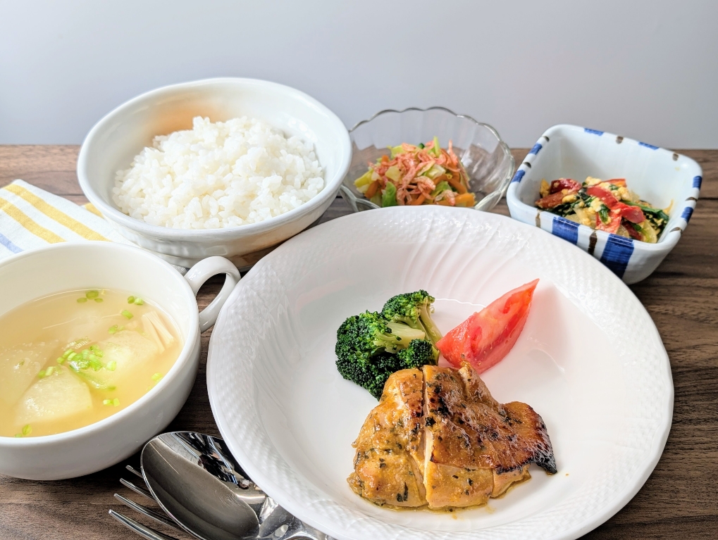 ハートフルケア燕三条で提供する主菜と副菜を組み合わせた食事例