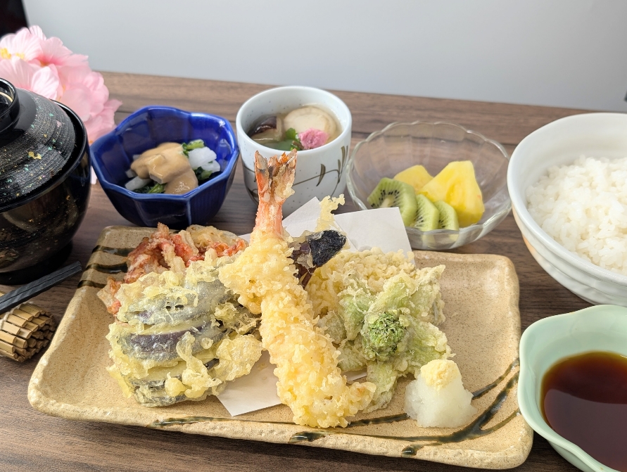 ハートフルケア燕三条で提供する天ぷらを中心とした食事例